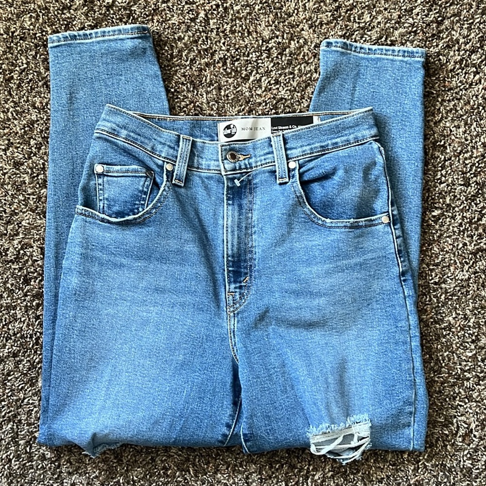 NWOT Levi Strauss Silver Tab Distressed Mom Jean, Size 28, Medium Wash Denim